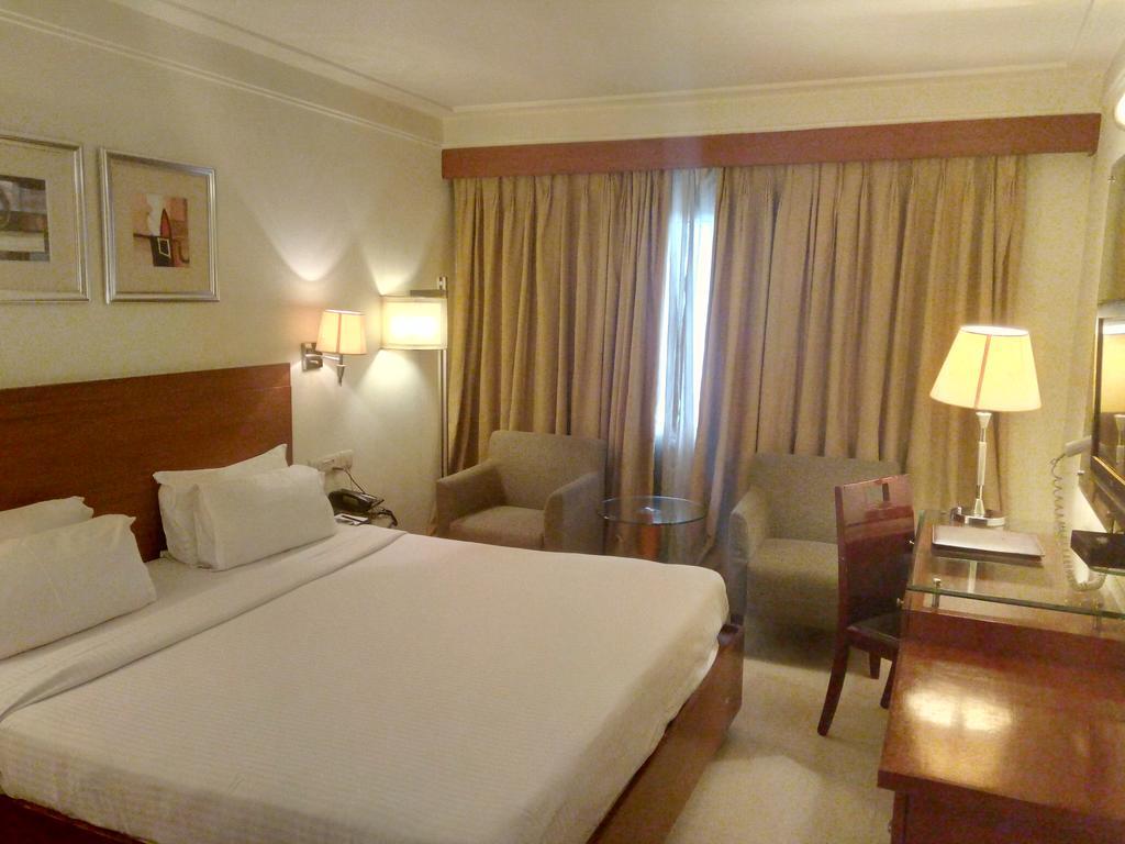 Hotel Hampshire Plaza Hyderabad Esterno foto