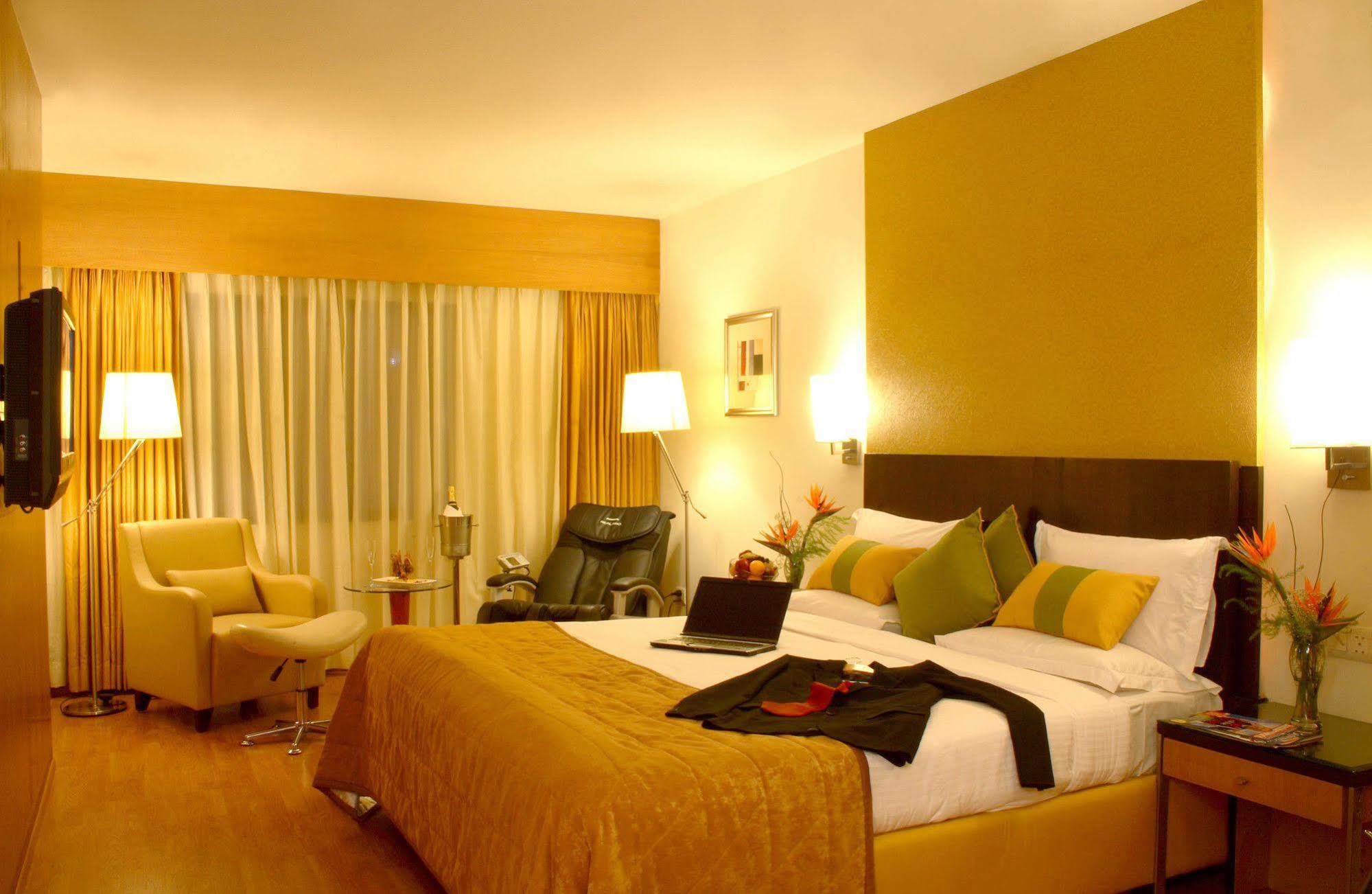 Hotel Hampshire Plaza Hyderabad Esterno foto